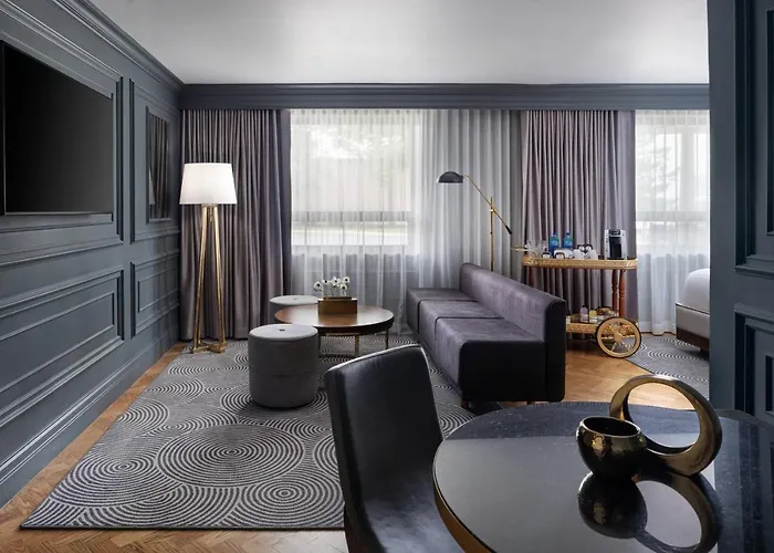 The Drake Oak Brook, Autograph Collection 4*