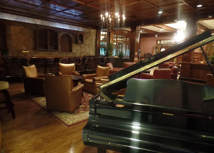 The Drake Oak Brook, Autograph Collection